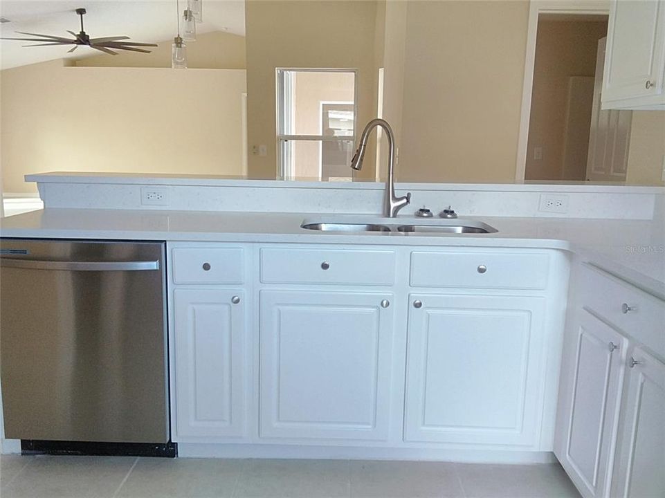 合同活跃: $369,900 (3 贝兹, 2 浴室, 1715 平方英尺)