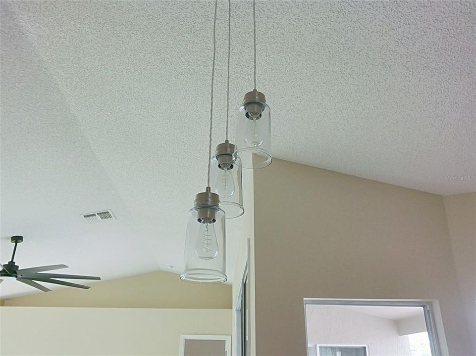 合同活跃: $369,900 (3 贝兹, 2 浴室, 1715 平方英尺)