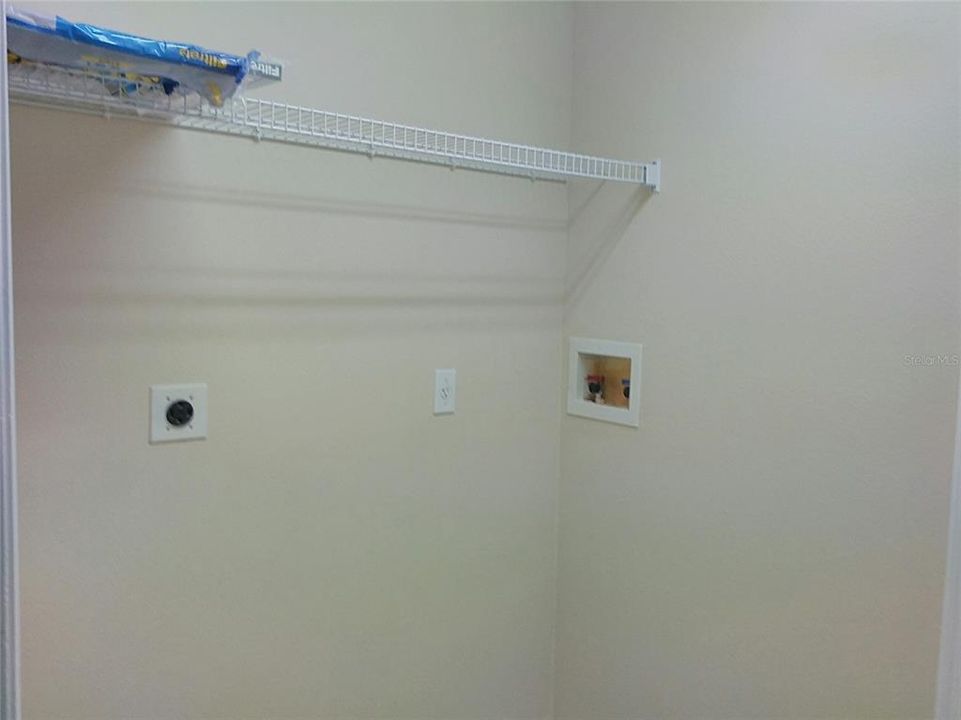 合同活跃: $369,900 (3 贝兹, 2 浴室, 1715 平方英尺)