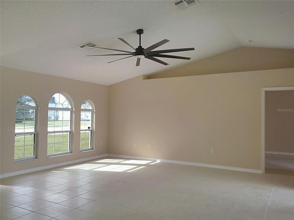 合同活跃: $369,900 (3 贝兹, 2 浴室, 1715 平方英尺)