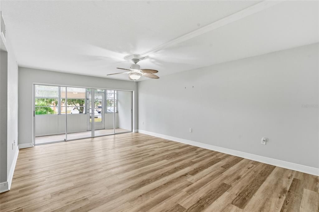 待售: $99,900 (2 贝兹, 2 浴室, 919 平方英尺)