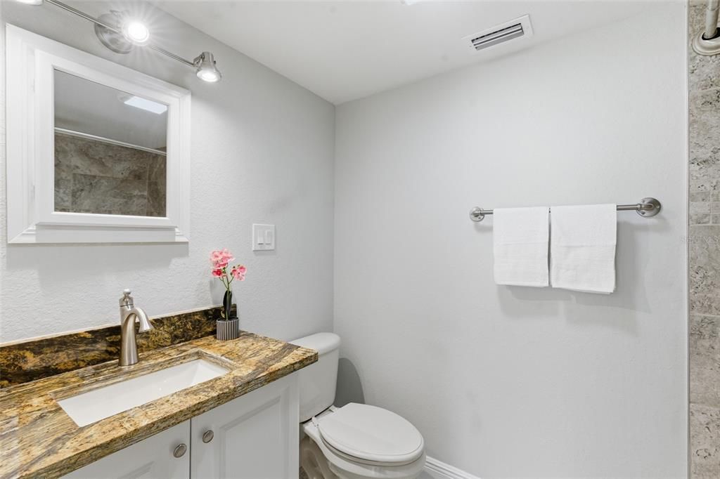 待售: $99,900 (2 贝兹, 2 浴室, 919 平方英尺)