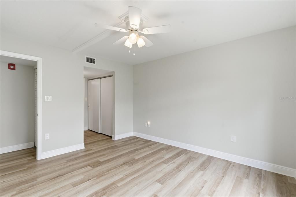 待售: $99,900 (2 贝兹, 2 浴室, 919 平方英尺)