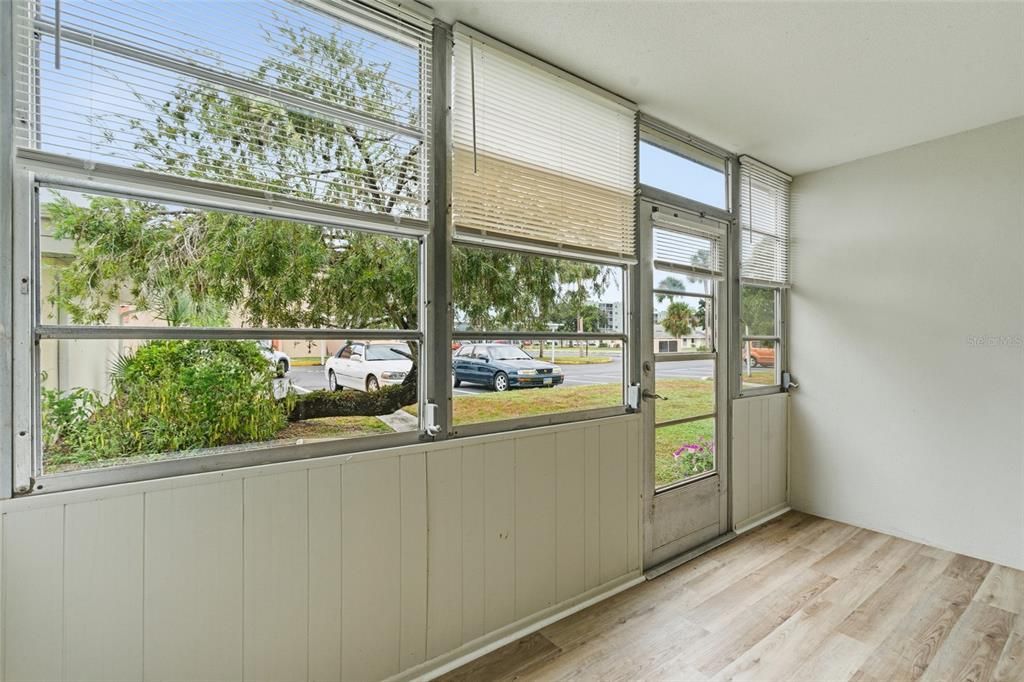 待售: $99,900 (2 贝兹, 2 浴室, 919 平方英尺)