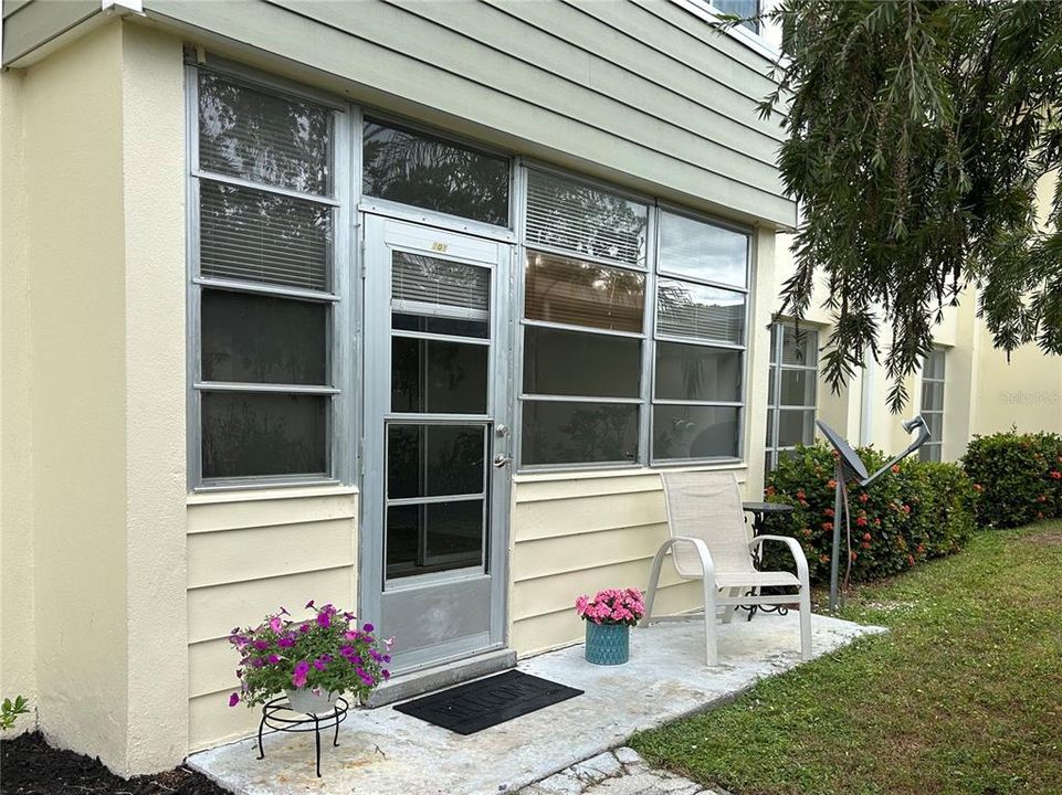 待售: $99,900 (2 贝兹, 2 浴室, 919 平方英尺)