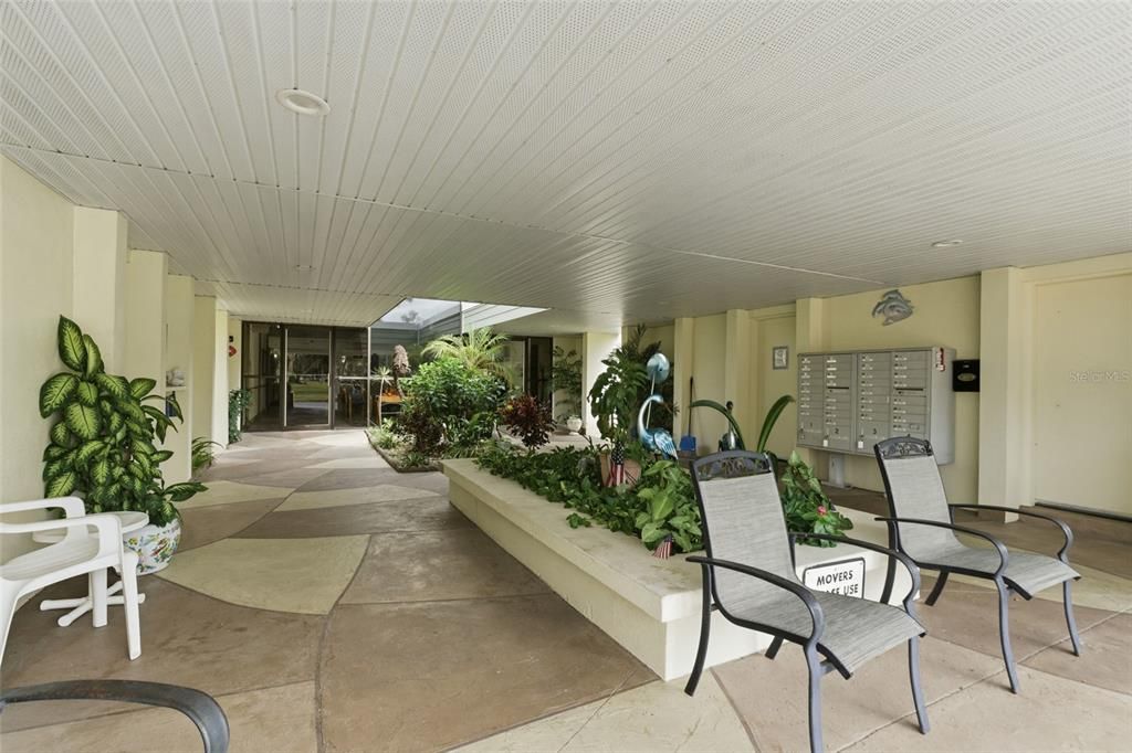 待售: $99,900 (2 贝兹, 2 浴室, 919 平方英尺)