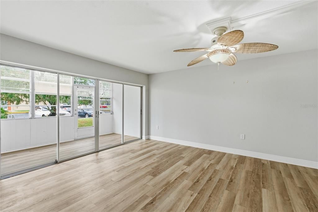 待售: $99,900 (2 贝兹, 2 浴室, 919 平方英尺)