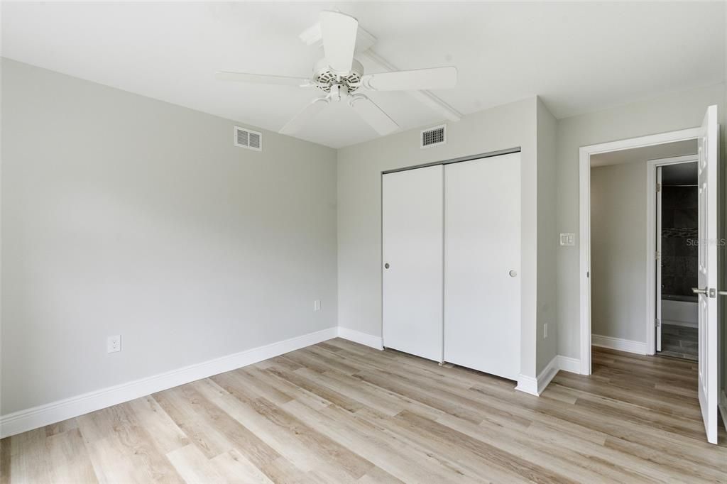 待售: $99,900 (2 贝兹, 2 浴室, 919 平方英尺)