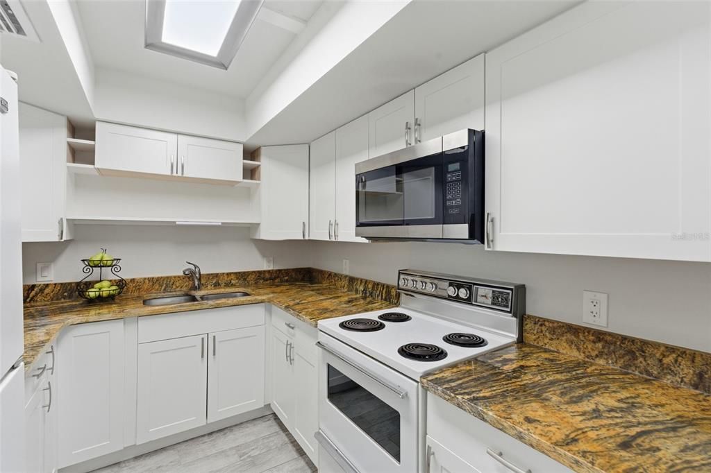 待售: $99,900 (2 贝兹, 2 浴室, 919 平方英尺)