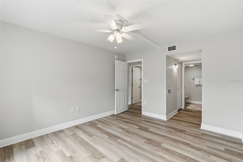 待售: $99,900 (2 贝兹, 2 浴室, 919 平方英尺)