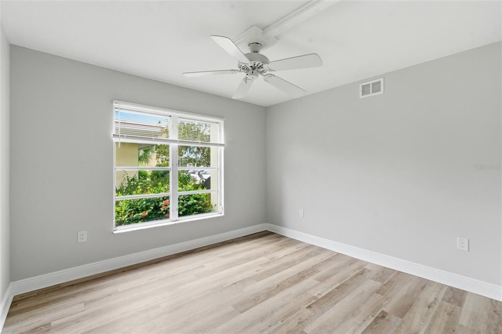 待售: $99,900 (2 贝兹, 2 浴室, 919 平方英尺)