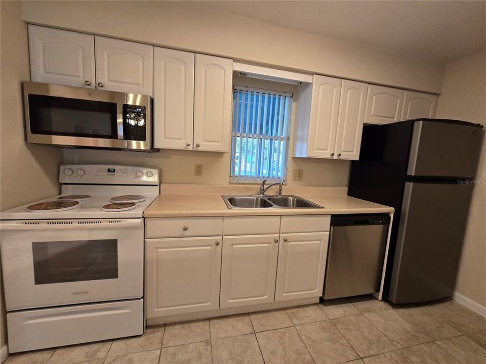 出租: $1,750 (3 贝兹, 2 浴室, 936 平方英尺)