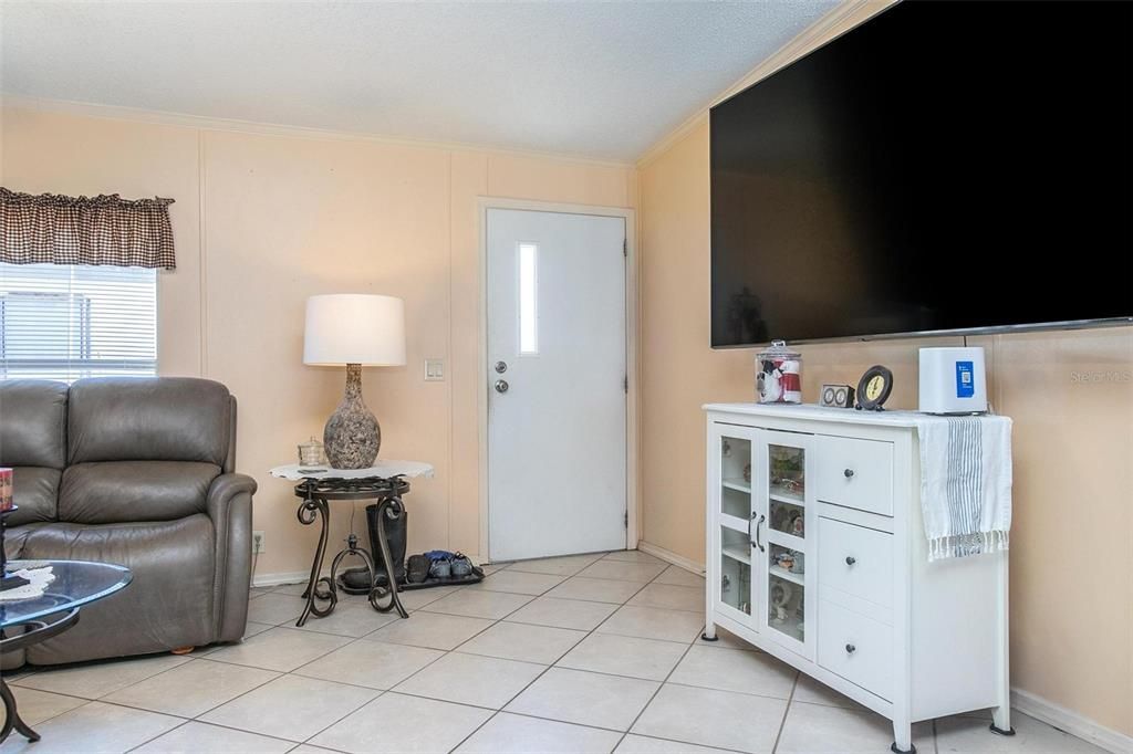 合同活跃: $189,000 (3 贝兹, 2 浴室, 1566 平方英尺)