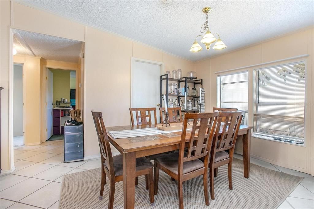 合同活跃: $189,000 (3 贝兹, 2 浴室, 1566 平方英尺)