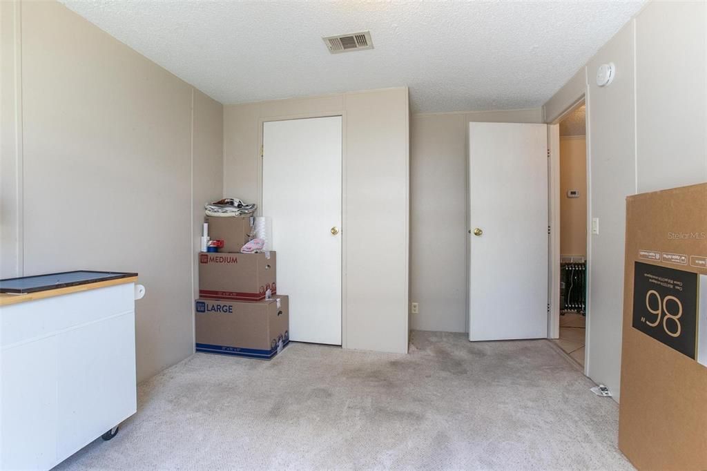 合同活跃: $189,000 (3 贝兹, 2 浴室, 1566 平方英尺)