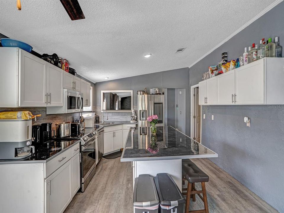 En Venta: $299,900 (3 camas, 3 baños, 1890 Pies cuadrados)