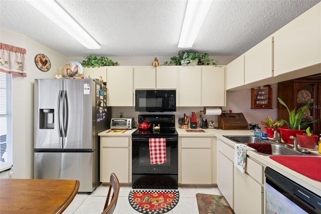 For Sale: $215,000 (2 beds, 2 baths, 964 Square Feet)