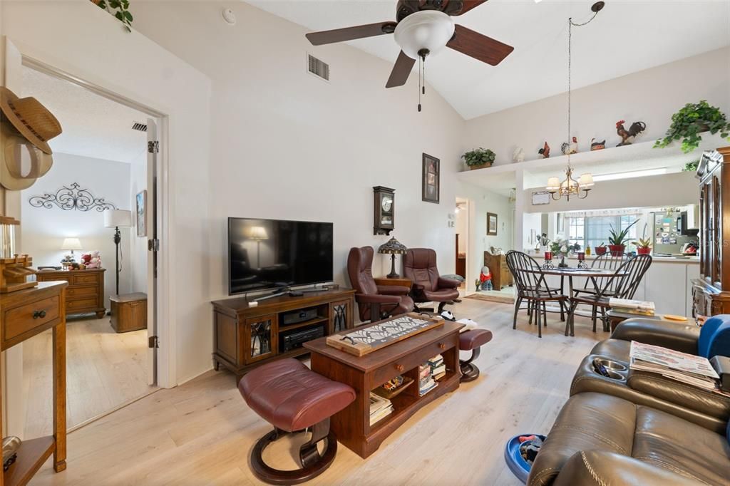 For Sale: $215,000 (2 beds, 2 baths, 964 Square Feet)