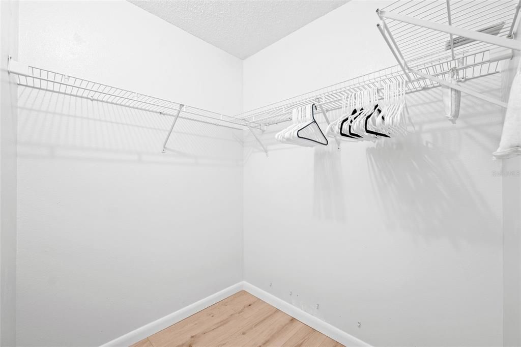 For Sale: $215,000 (2 beds, 2 baths, 964 Square Feet)