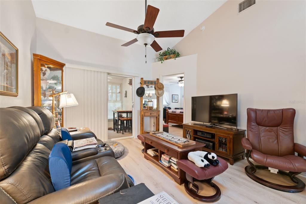 For Sale: $215,000 (2 beds, 2 baths, 964 Square Feet)