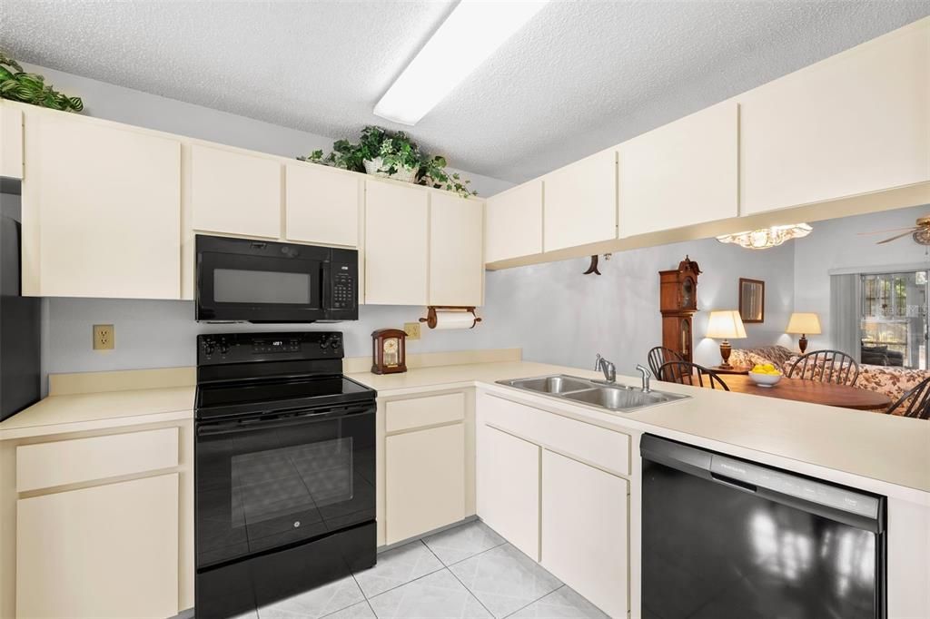 For Sale: $215,000 (2 beds, 2 baths, 964 Square Feet)