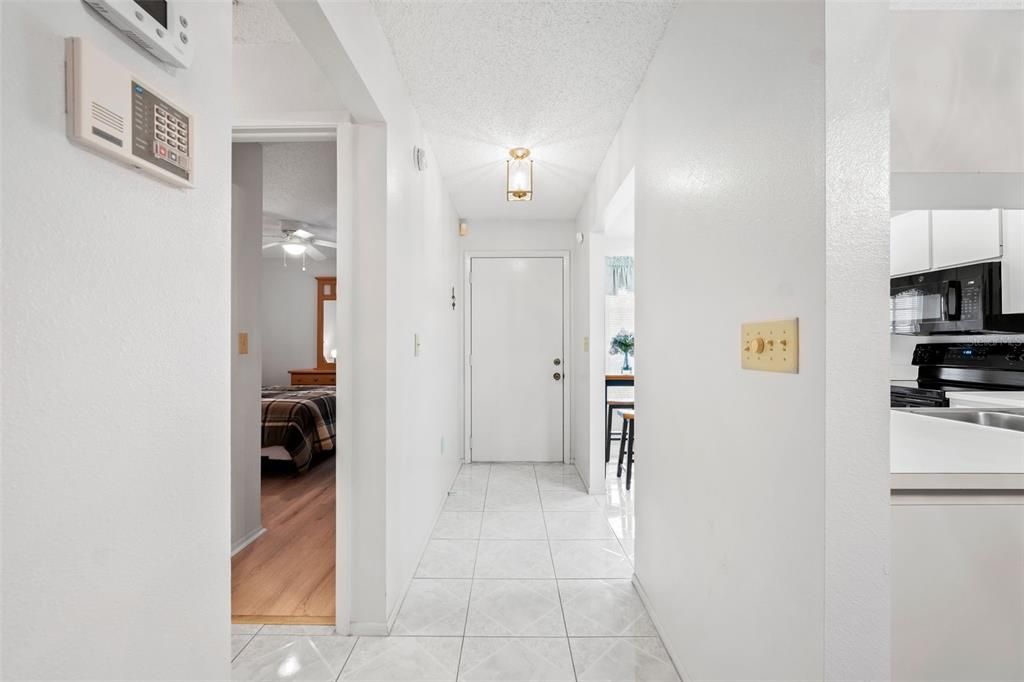 For Sale: $215,000 (2 beds, 2 baths, 964 Square Feet)