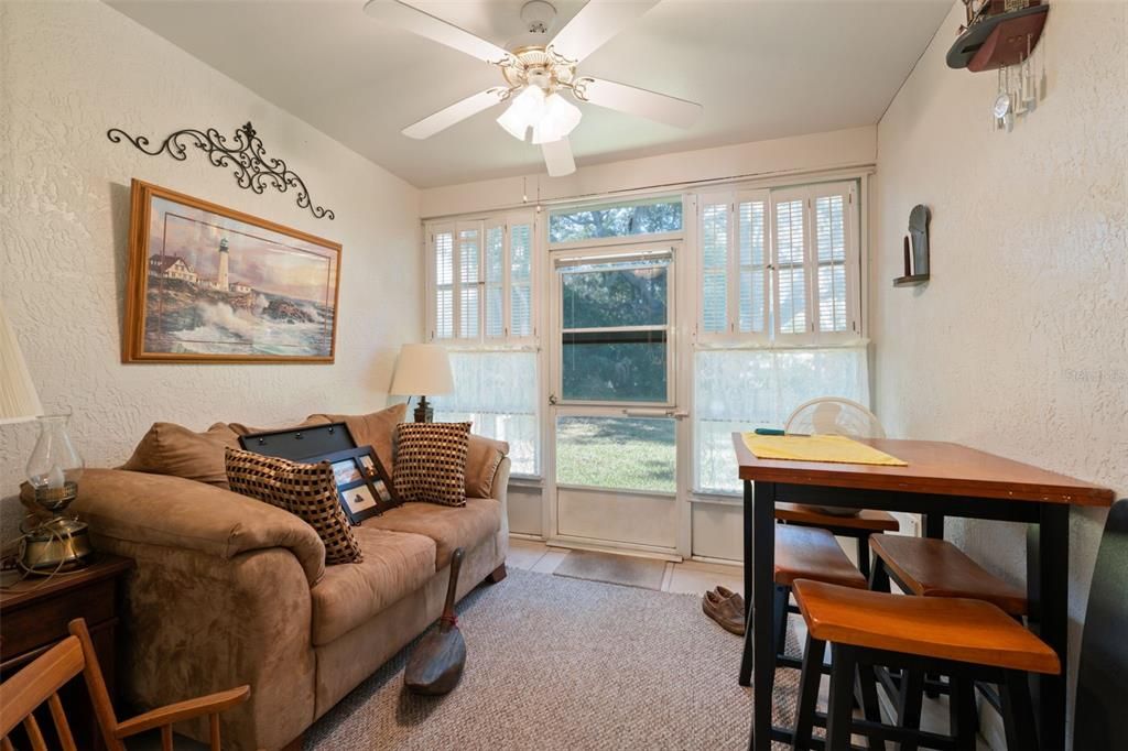 For Sale: $215,000 (2 beds, 2 baths, 964 Square Feet)