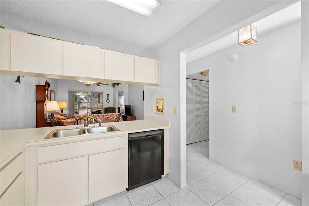 For Sale: $215,000 (2 beds, 2 baths, 964 Square Feet)