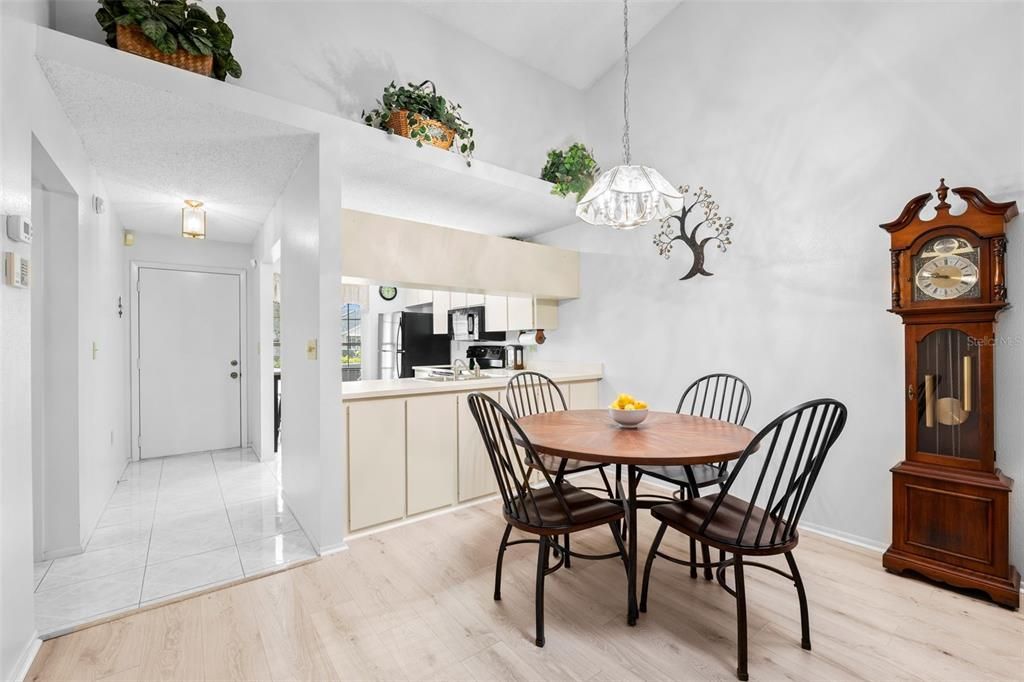 For Sale: $215,000 (2 beds, 2 baths, 964 Square Feet)