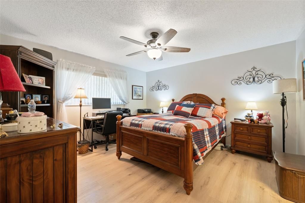 For Sale: $215,000 (2 beds, 2 baths, 964 Square Feet)