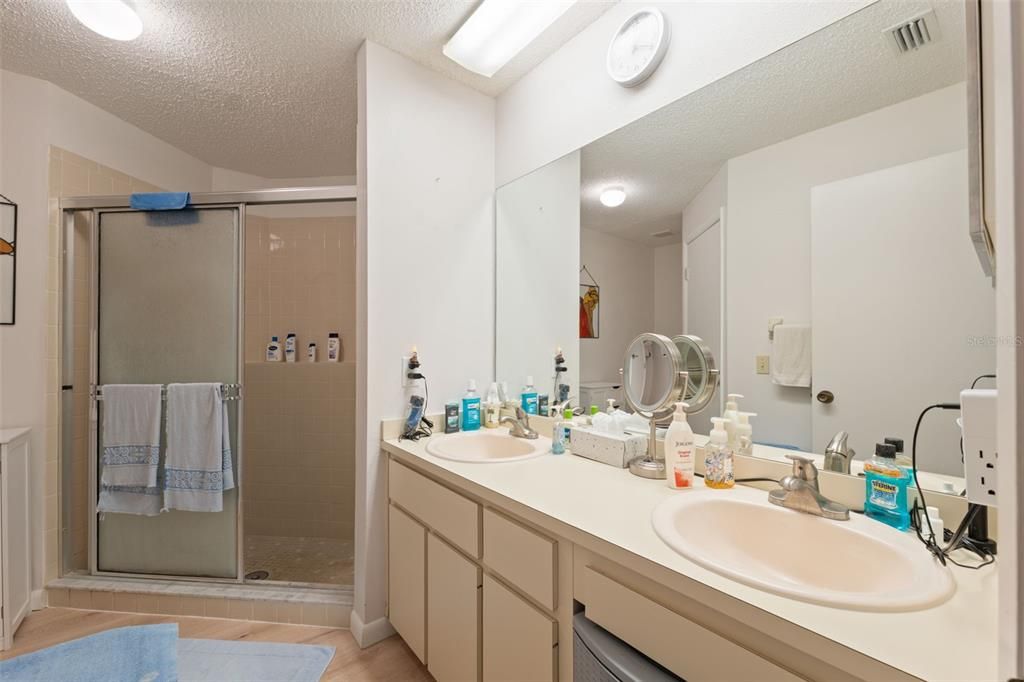 For Sale: $215,000 (2 beds, 2 baths, 964 Square Feet)