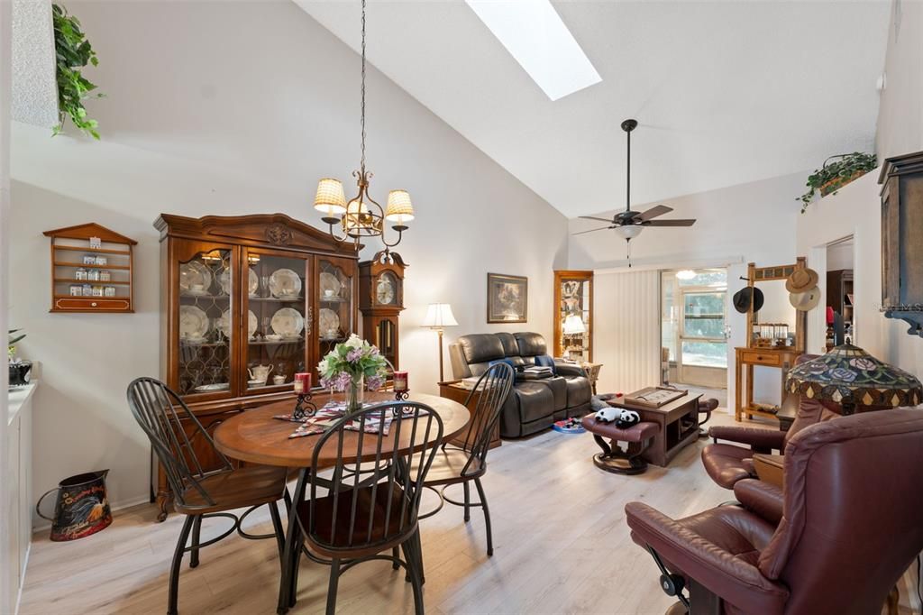 For Sale: $215,000 (2 beds, 2 baths, 964 Square Feet)