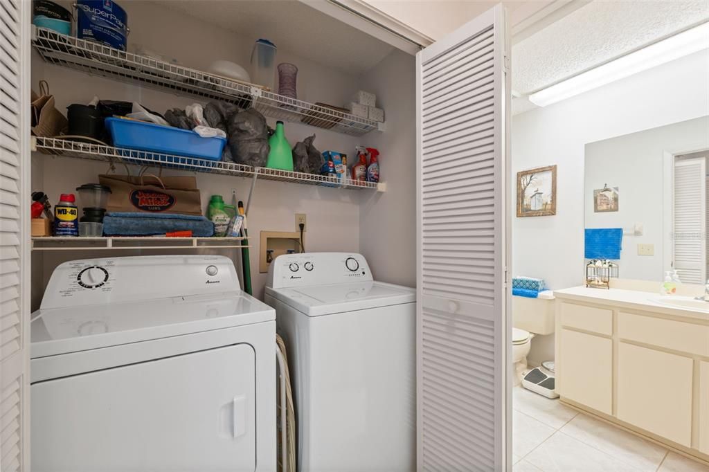 For Sale: $215,000 (2 beds, 2 baths, 964 Square Feet)