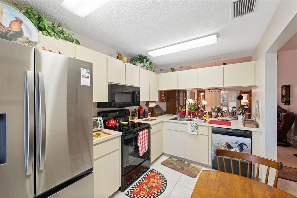 For Sale: $215,000 (2 beds, 2 baths, 964 Square Feet)