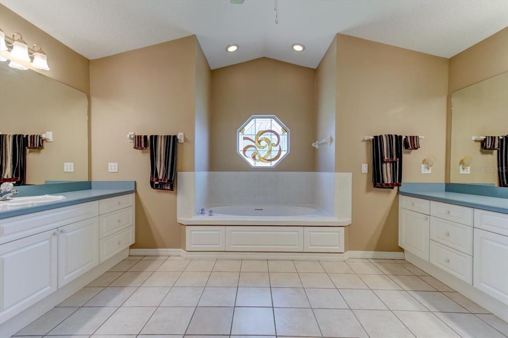 合同活跃: $559,000 (3 贝兹, 2 浴室, 2240 平方英尺)