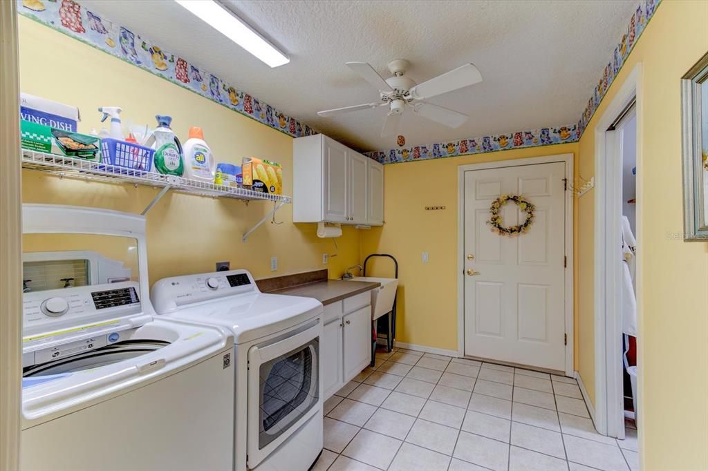 合同活跃: $559,000 (3 贝兹, 2 浴室, 2240 平方英尺)