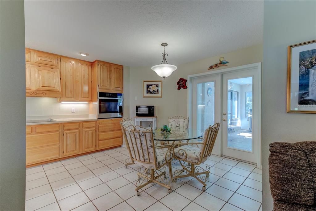 合同活跃: $559,000 (3 贝兹, 2 浴室, 2240 平方英尺)