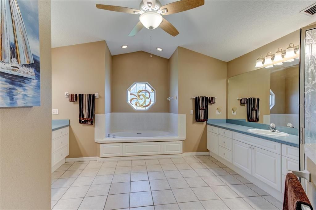 合同活跃: $559,000 (3 贝兹, 2 浴室, 2240 平方英尺)