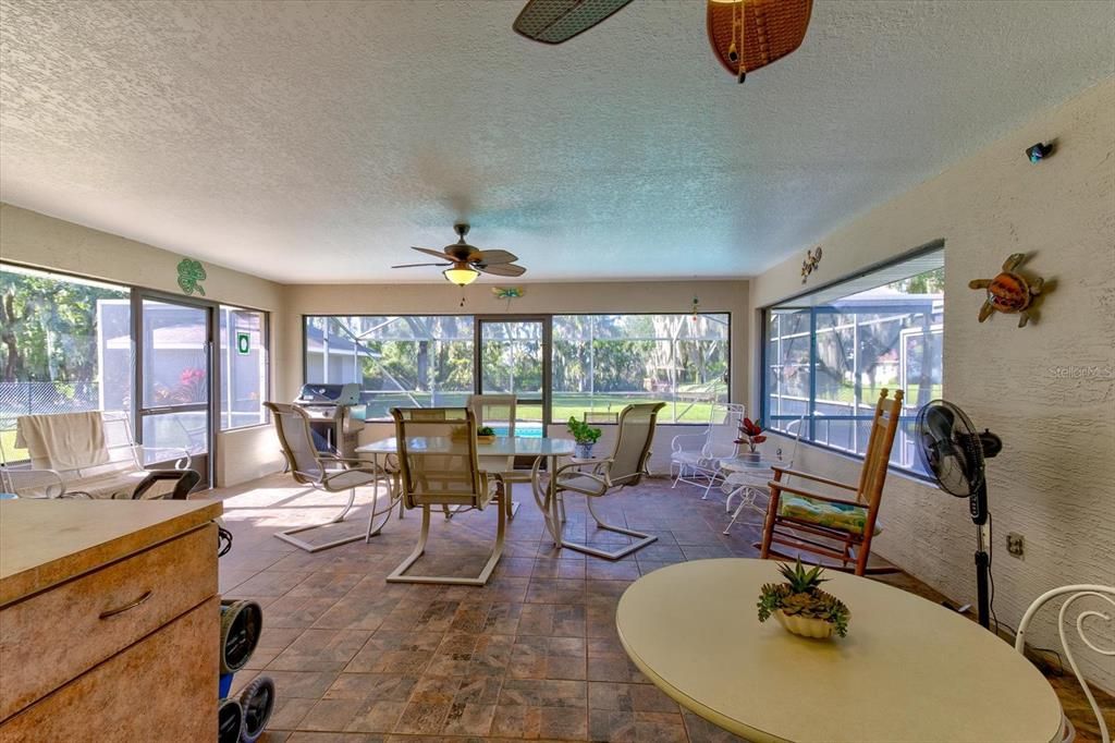 合同活跃: $559,000 (3 贝兹, 2 浴室, 2240 平方英尺)