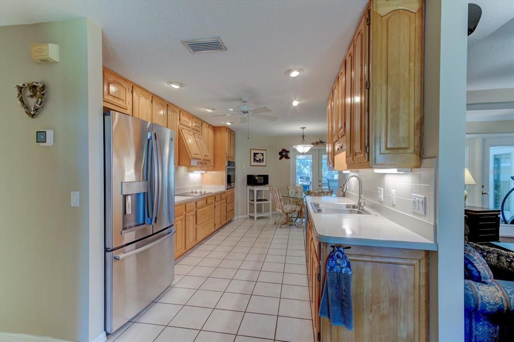 合同活跃: $559,000 (3 贝兹, 2 浴室, 2240 平方英尺)