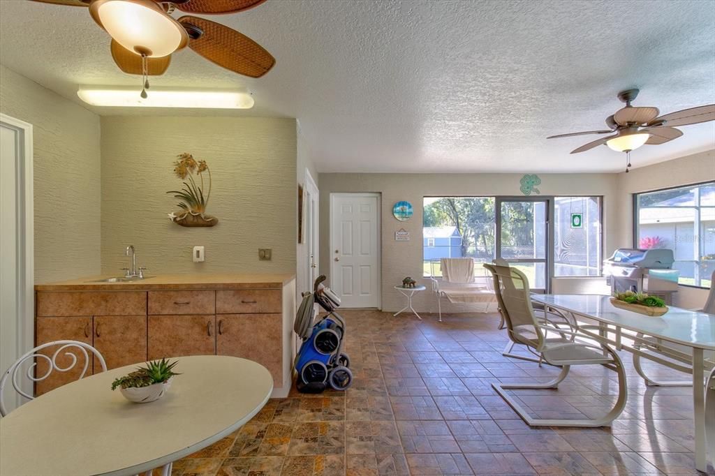 合同活跃: $559,000 (3 贝兹, 2 浴室, 2240 平方英尺)