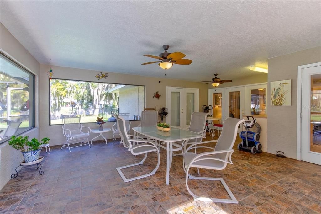 合同活跃: $559,000 (3 贝兹, 2 浴室, 2240 平方英尺)