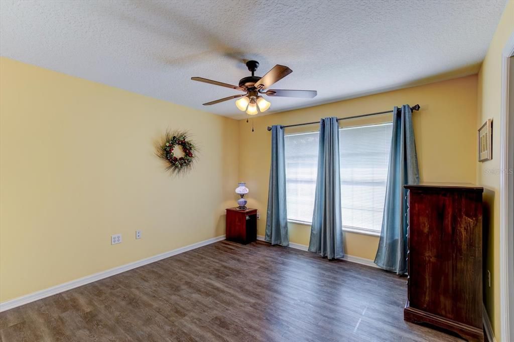 合同活跃: $559,000 (3 贝兹, 2 浴室, 2240 平方英尺)