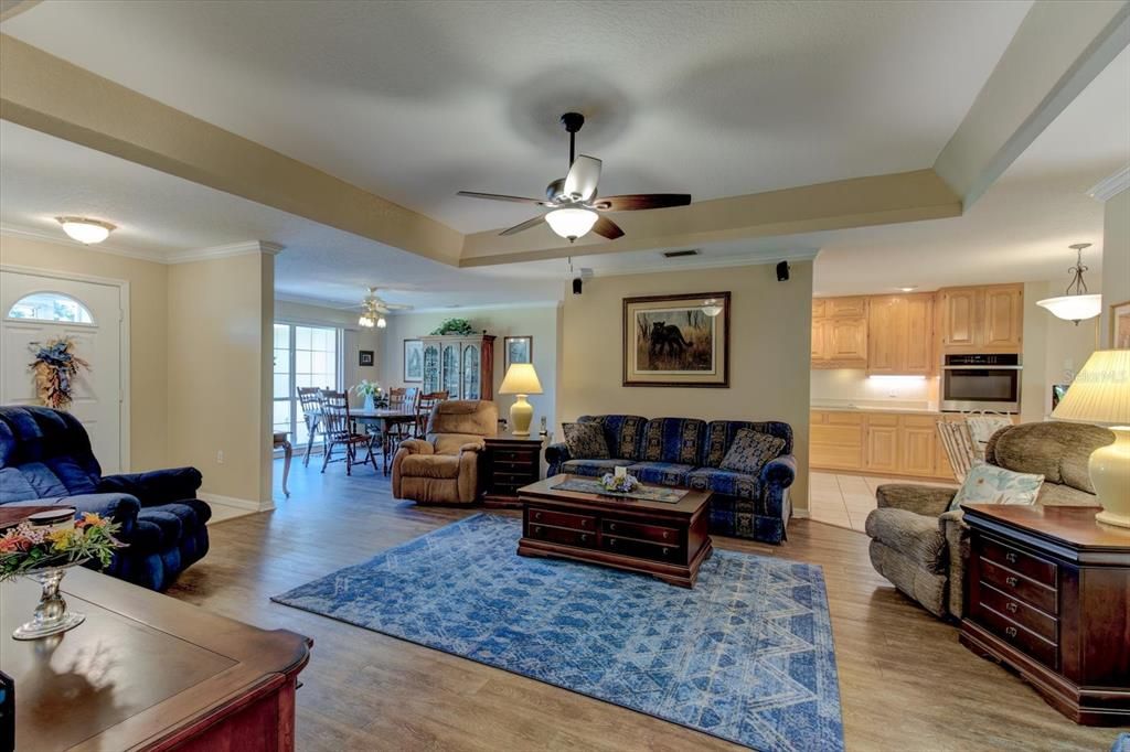 合同活跃: $559,000 (3 贝兹, 2 浴室, 2240 平方英尺)