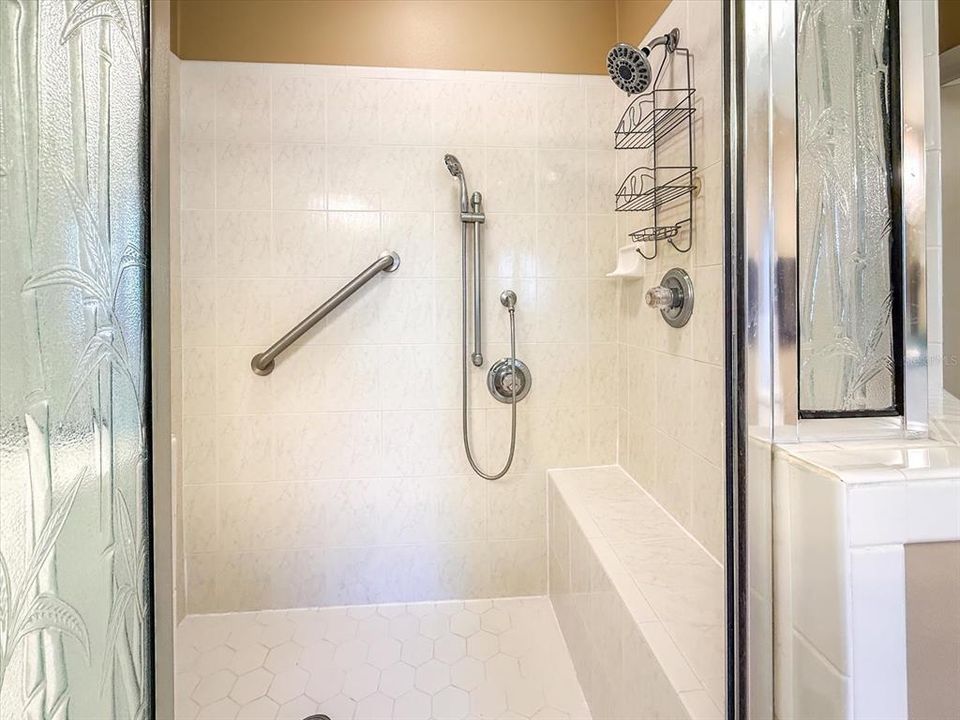 合同活跃: $559,000 (3 贝兹, 2 浴室, 2240 平方英尺)