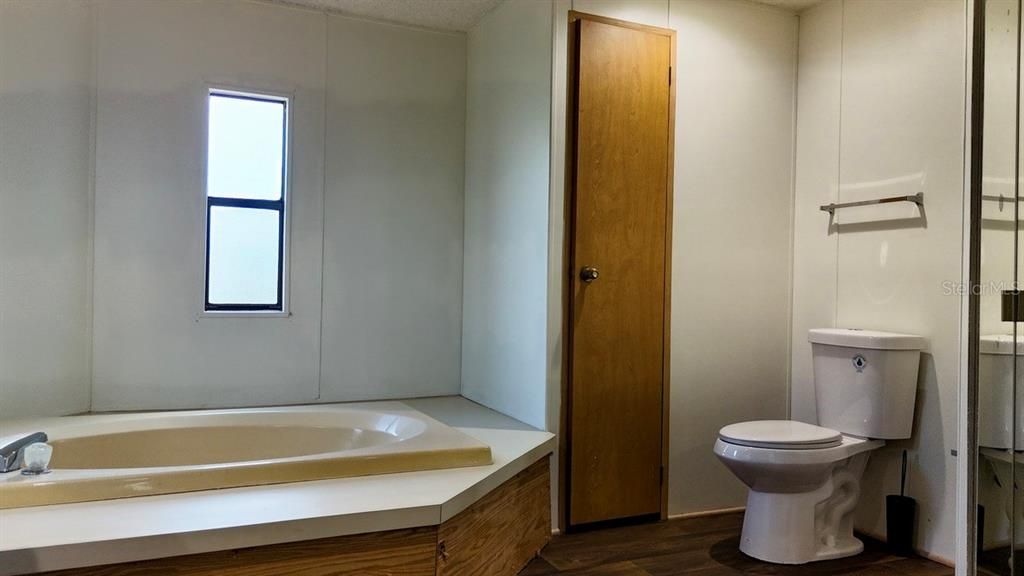 For Rent: $2,000 (3 beds, 2 baths, 1602 Square Feet)