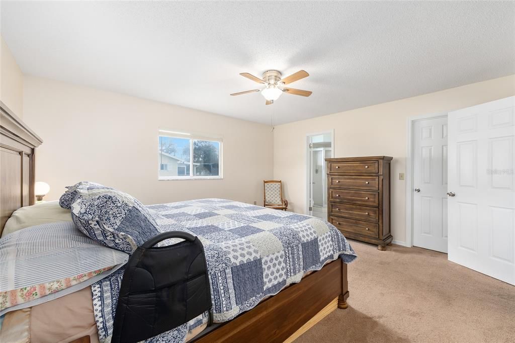 На продажу: $199,900 (2 спален, 2 ванн, 1248 Квадратных фут)