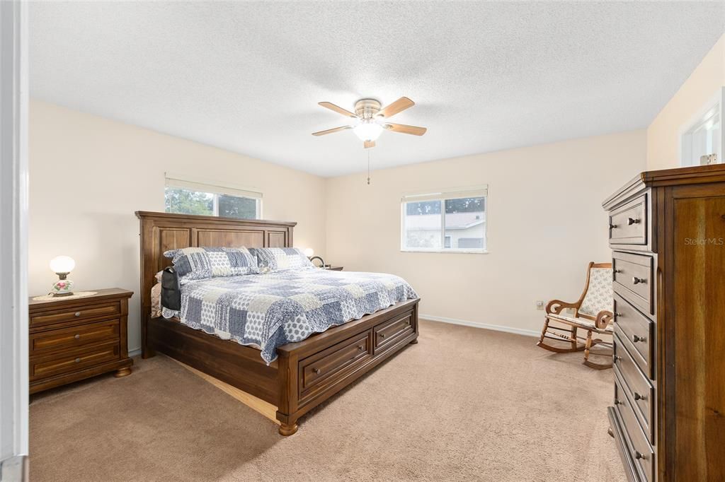 На продажу: $199,900 (2 спален, 2 ванн, 1248 Квадратных фут)