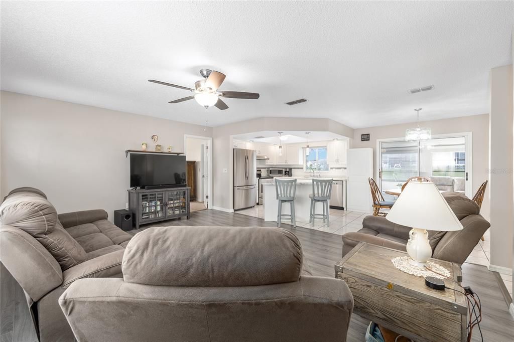 На продажу: $199,900 (2 спален, 2 ванн, 1248 Квадратных фут)