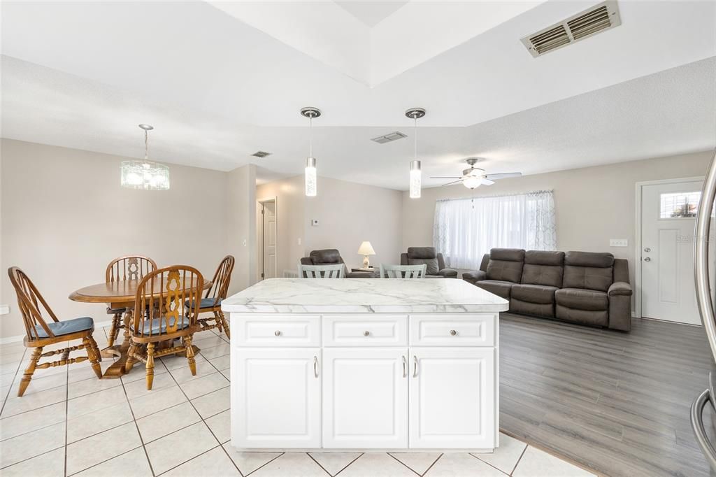 На продажу: $199,900 (2 спален, 2 ванн, 1248 Квадратных фут)